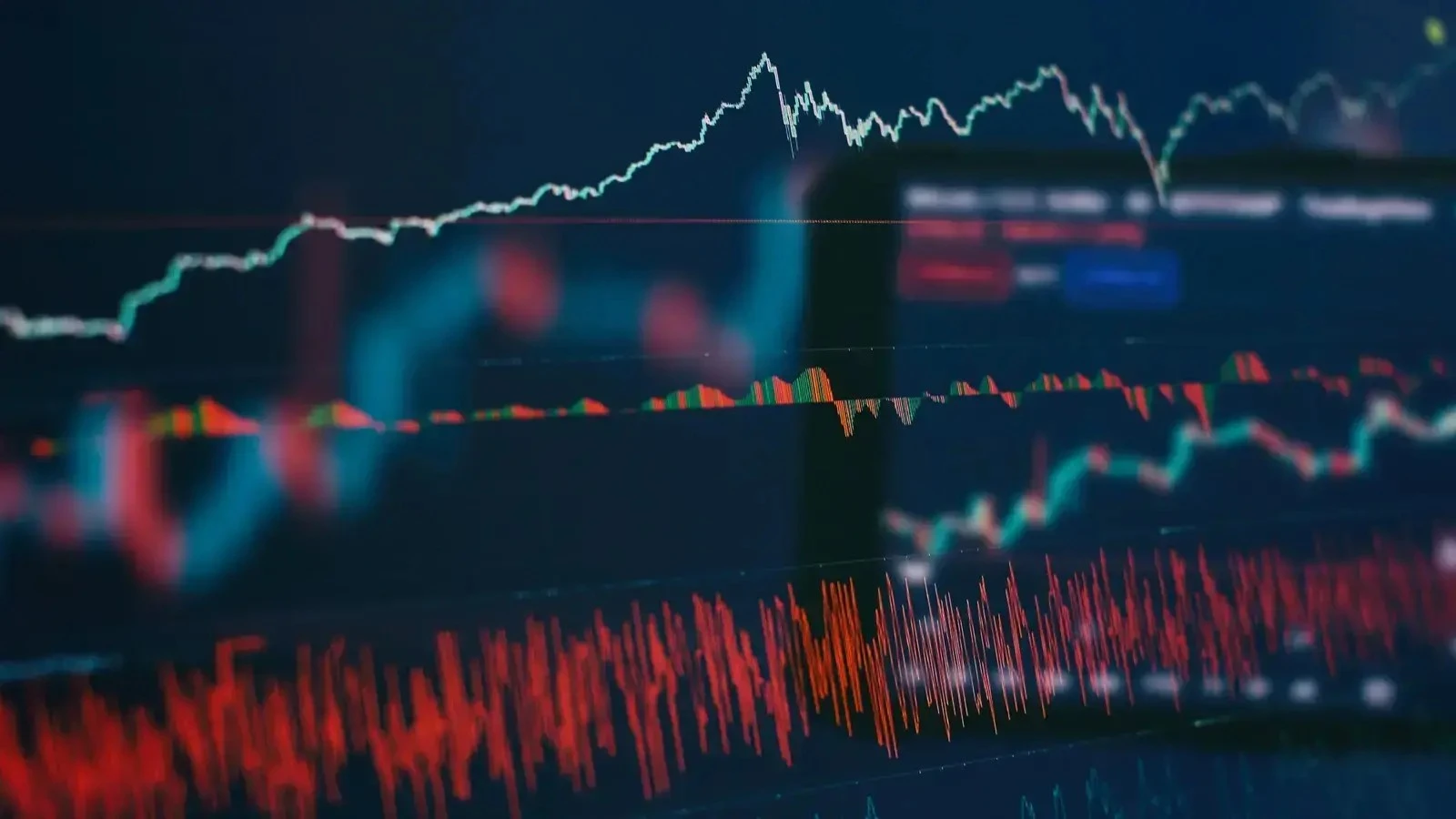 Investors React to CoreWeave's Expansion Plans and Debt